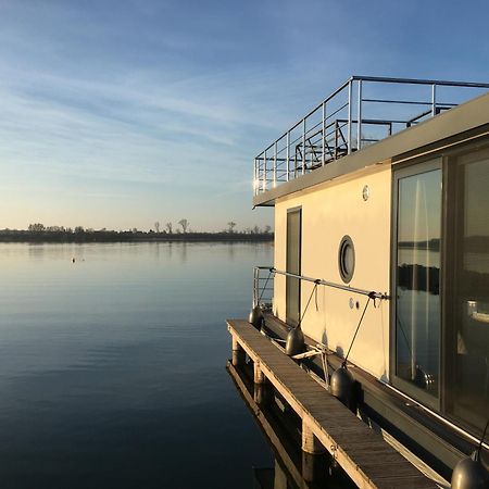 Modernes Festliegendes Hausboot Mit Grosszuegiger Dachterrasse Und Ruderboot Hotel Robel Exterior photo