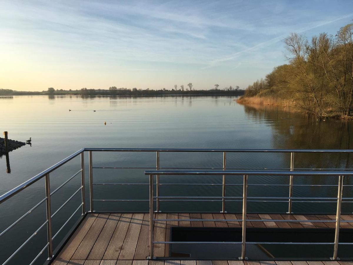 Modernes Festliegendes Hausboot Mit Grosszuegiger Dachterrasse Und Ruderboot Hotel Robel Exterior photo