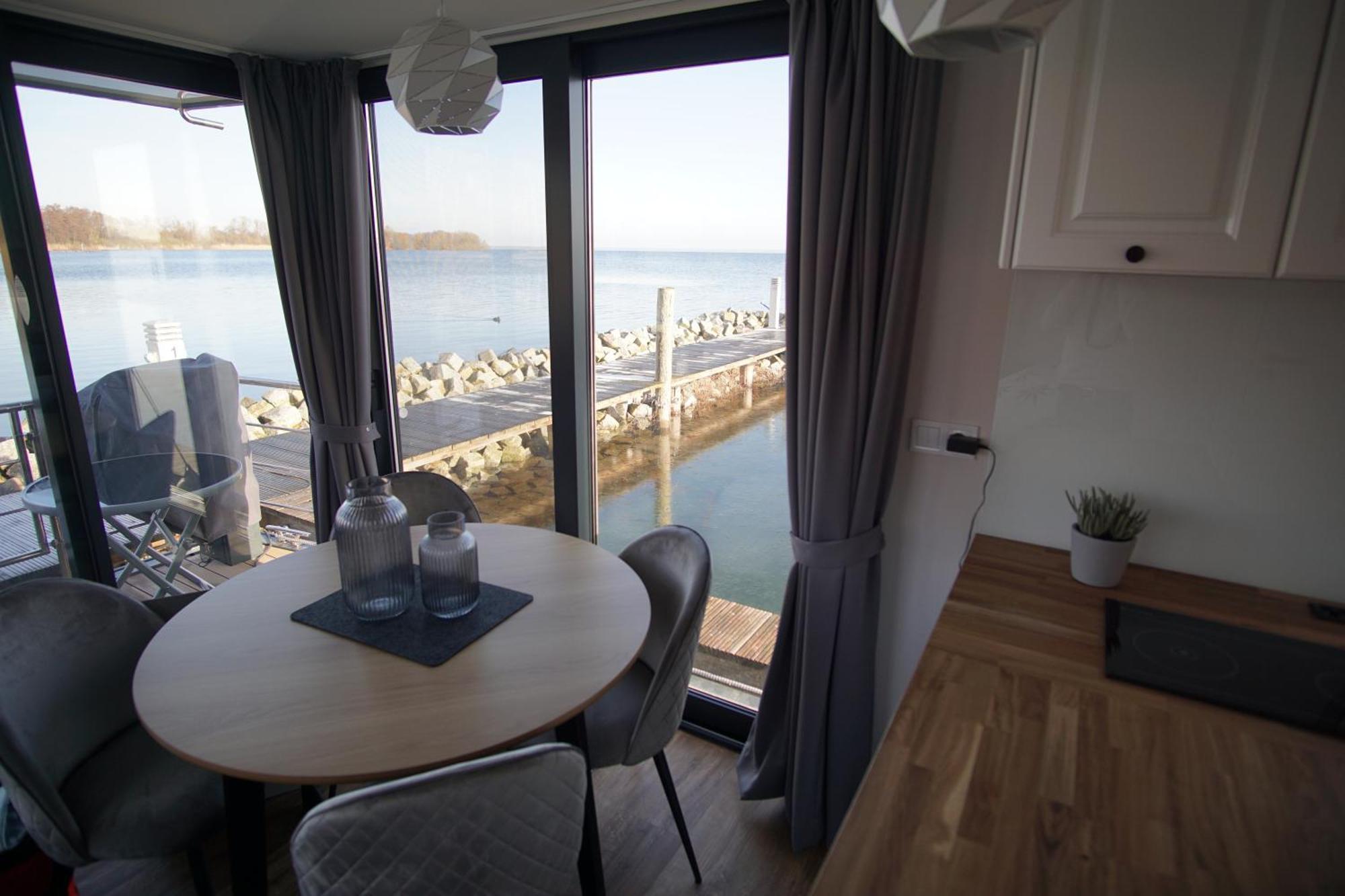 Modernes Festliegendes Hausboot Mit Grosszuegiger Dachterrasse Und Ruderboot Hotel Robel Exterior photo
