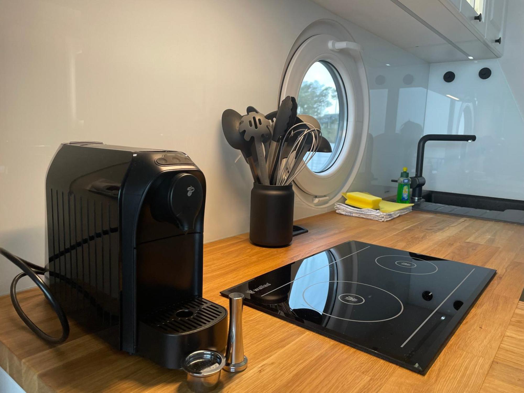 Modernes Festliegendes Hausboot Mit Grosszuegiger Dachterrasse Und Ruderboot Hotel Robel Exterior photo