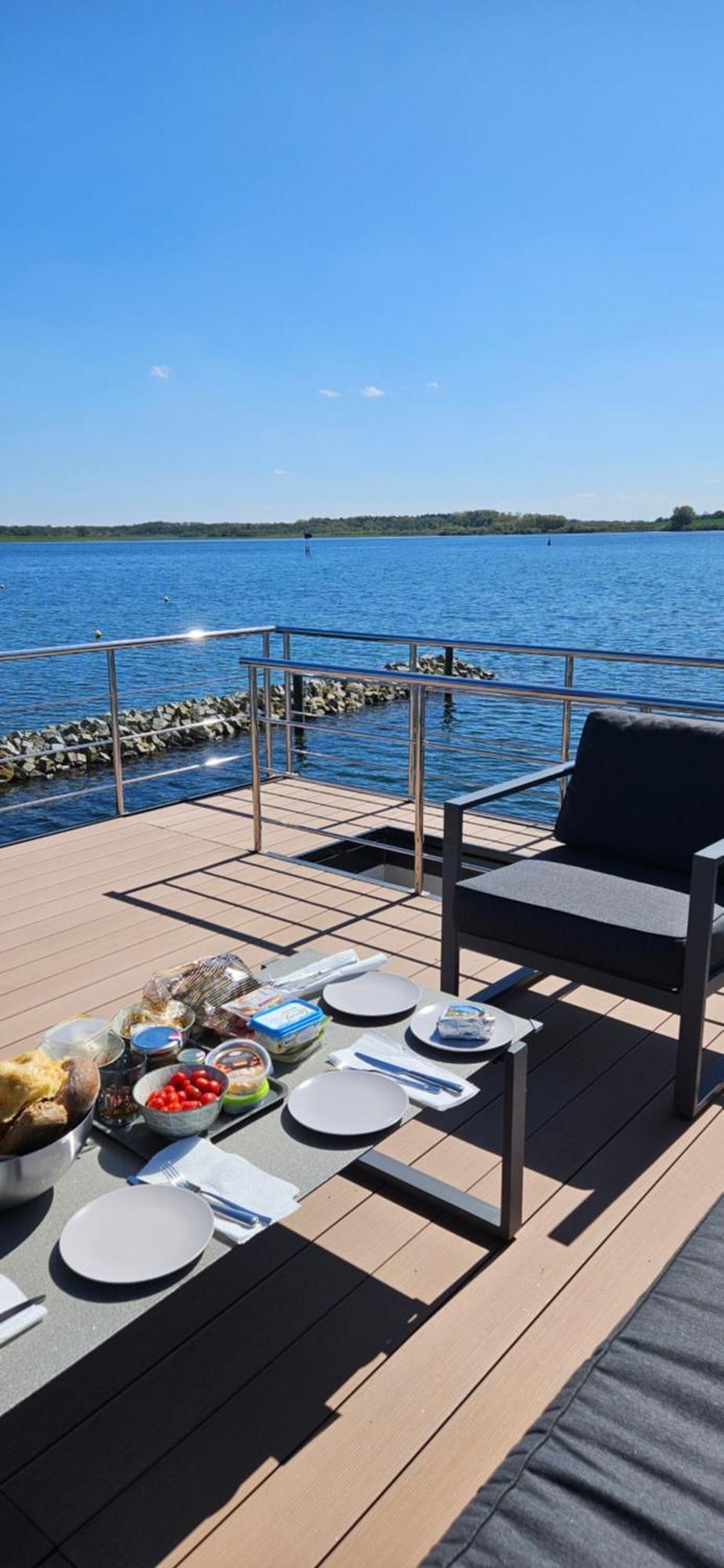 Modernes Festliegendes Hausboot Mit Grosszuegiger Dachterrasse Und Ruderboot Hotel Robel Exterior photo