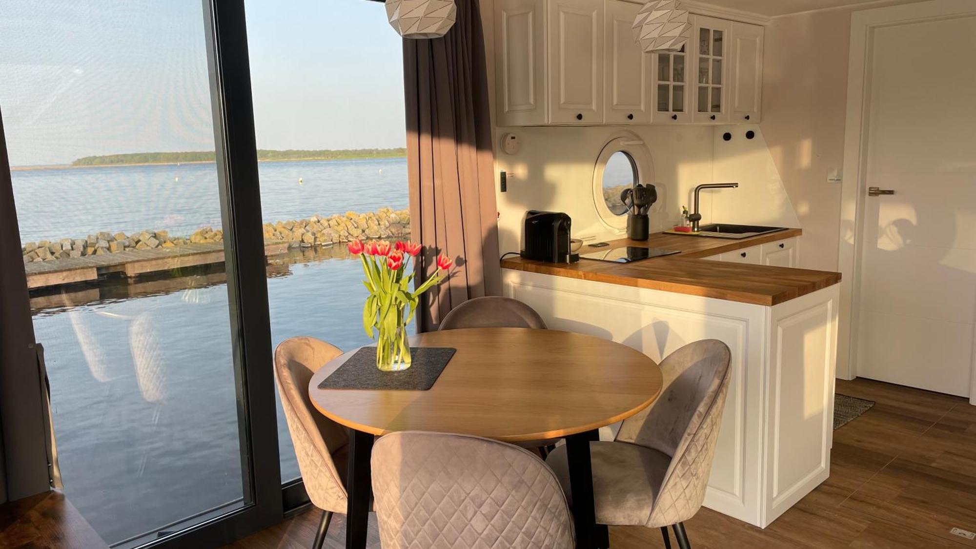 Modernes Festliegendes Hausboot Mit Grosszuegiger Dachterrasse Und Ruderboot Hotel Robel Exterior photo