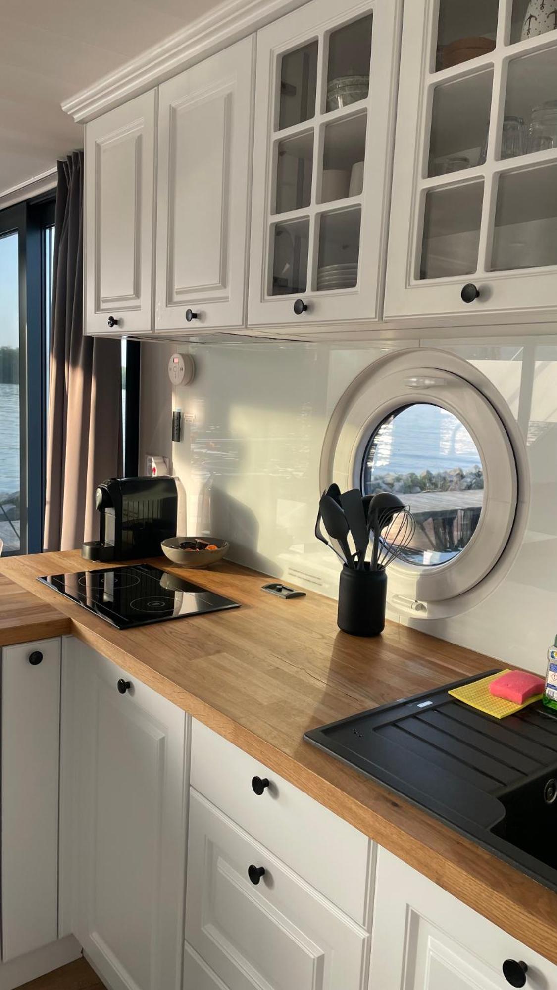 Modernes Festliegendes Hausboot Mit Grosszuegiger Dachterrasse Und Ruderboot Hotel Robel Exterior photo