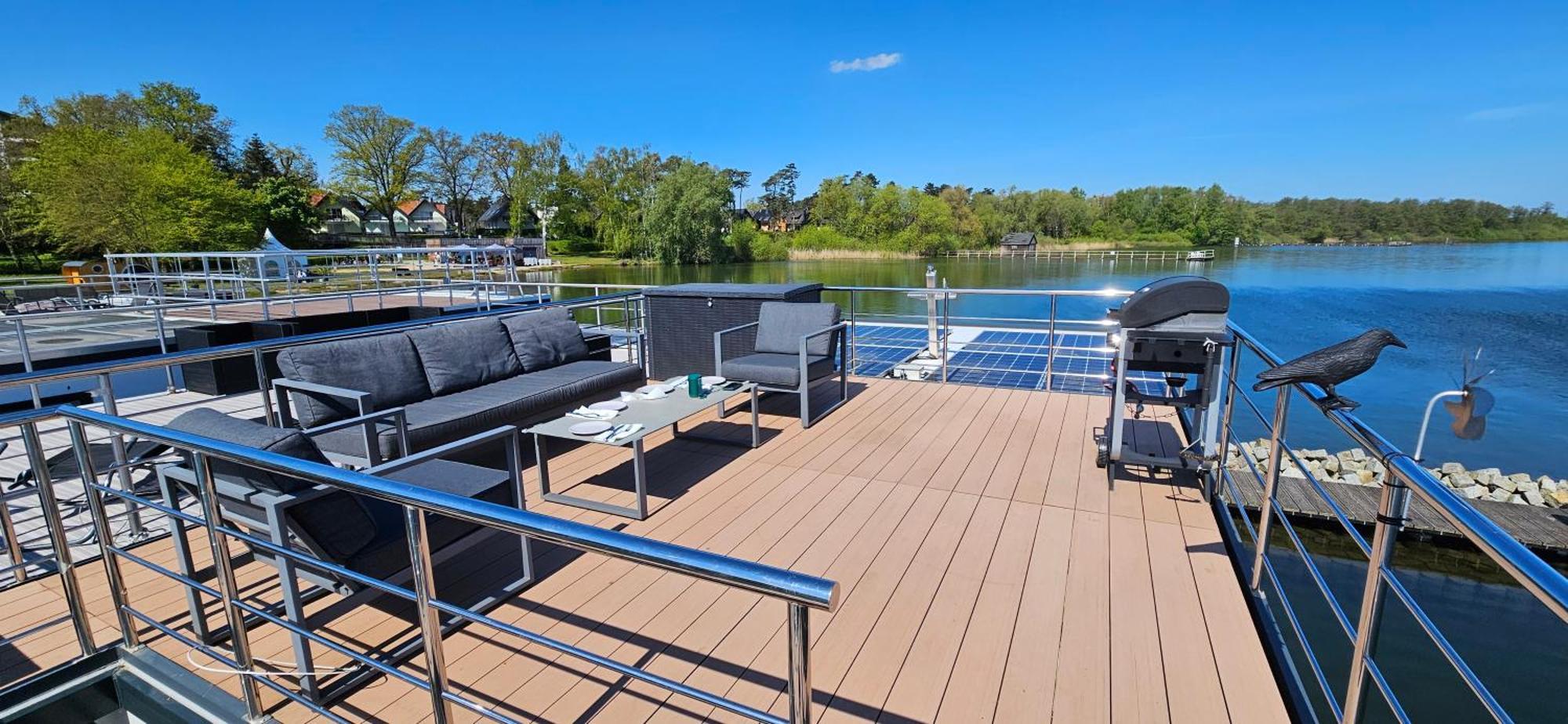 Modernes Festliegendes Hausboot Mit Grosszuegiger Dachterrasse Und Ruderboot Hotel Robel Exterior photo