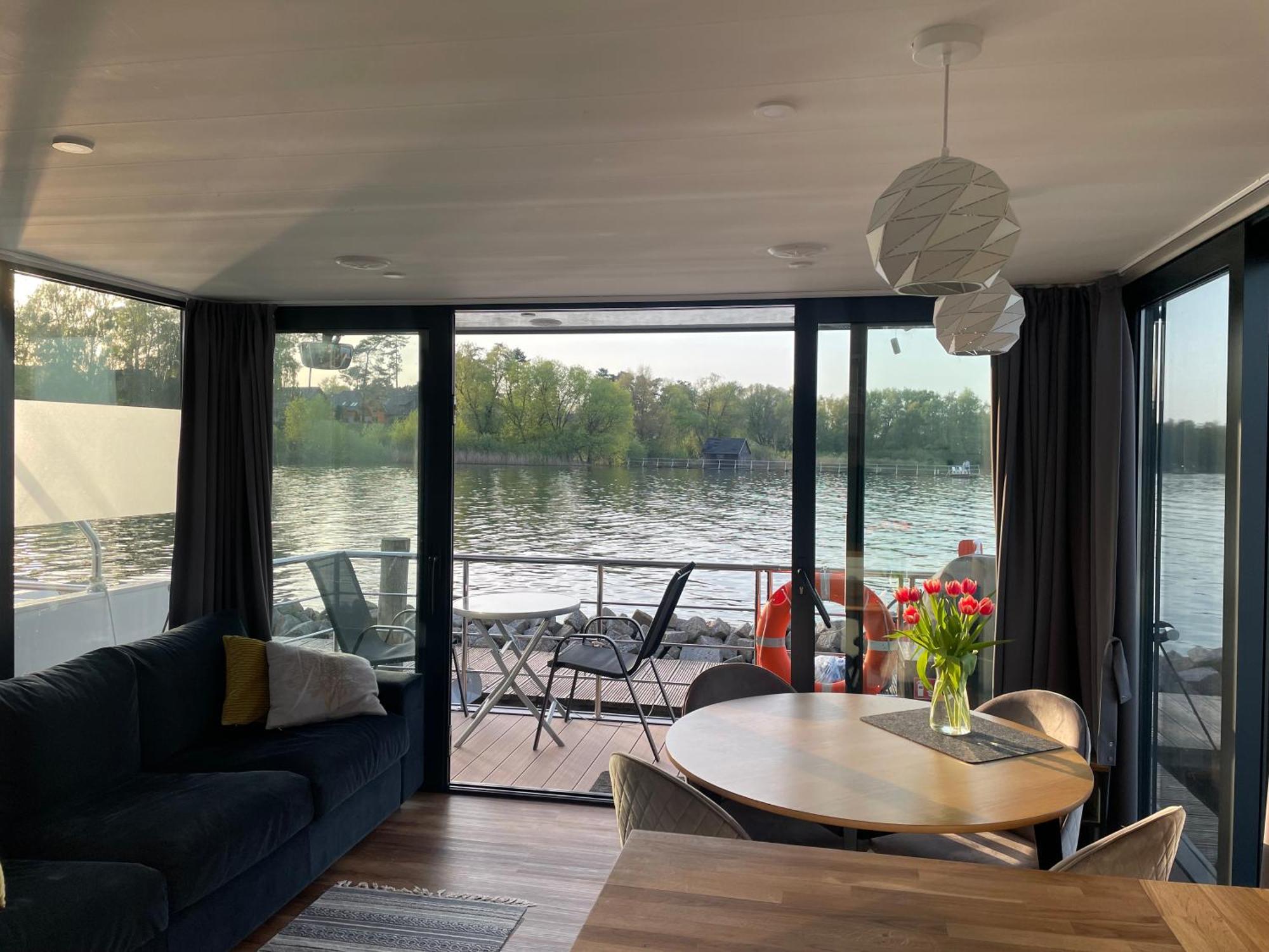 Modernes Festliegendes Hausboot Mit Grosszuegiger Dachterrasse Und Ruderboot Hotel Robel Exterior photo